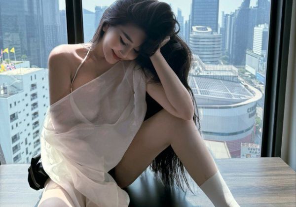 Hình ảnh cô nàng Linh Mun mặc áo hở vai trên Facebook